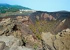 Blick in den Krater vom Vulkan San Antonio, oben das Dorf Fuencaliente : Häuser